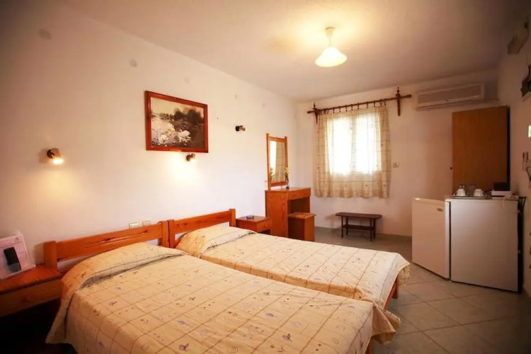 Alexandros Rooms & Studios