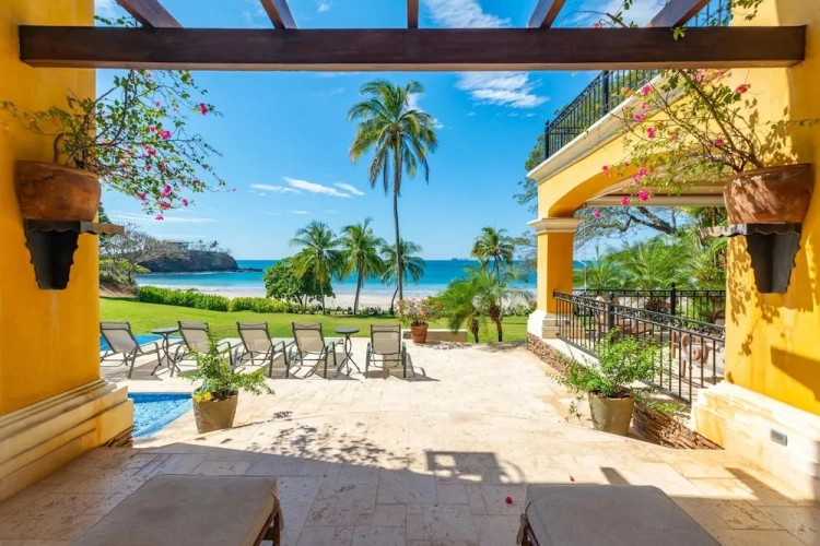 4 Bedrooms Cottage beachfront