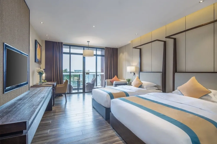 Comfort room with balcony and with park view
