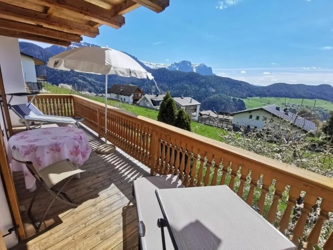 Apartment with balcony and with mountain view