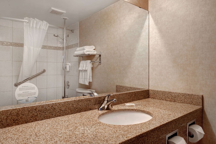 Days Inn by Wyndham Calgary South photo 9