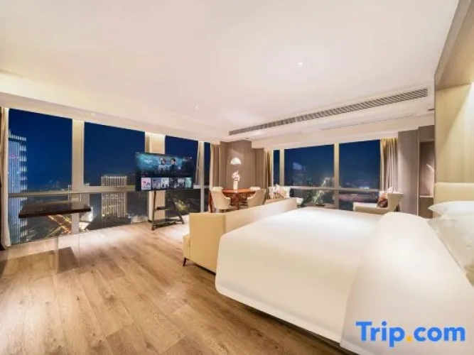 Executive Suite with city view