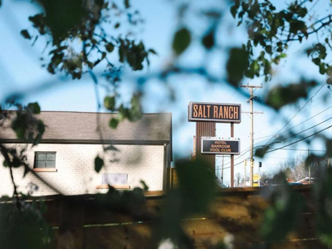 Salt Ranch Hotel - Hendersonville