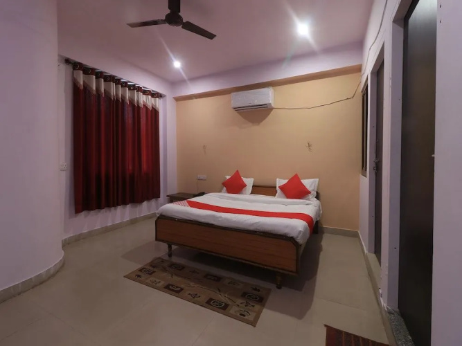 OYO 28636 Roopam Places