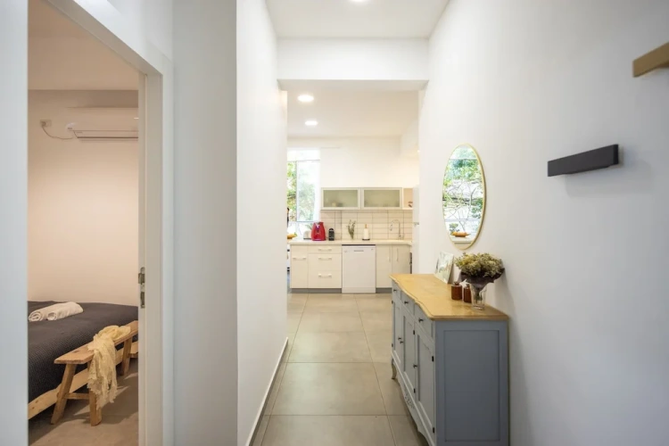 2 Bedrooms Apartment with courtyard view