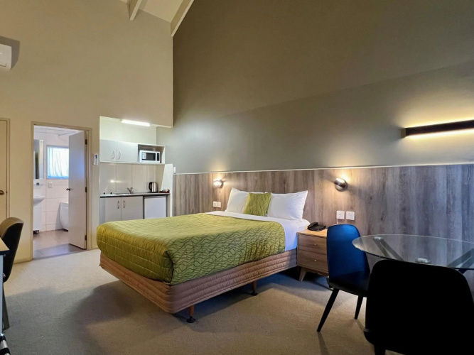 Airport Manor Inn