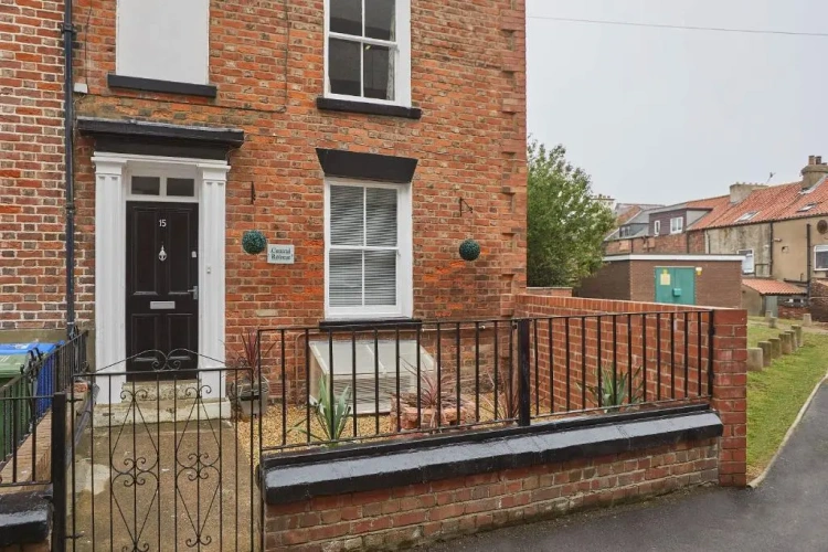 4 Bedrooms Cottage