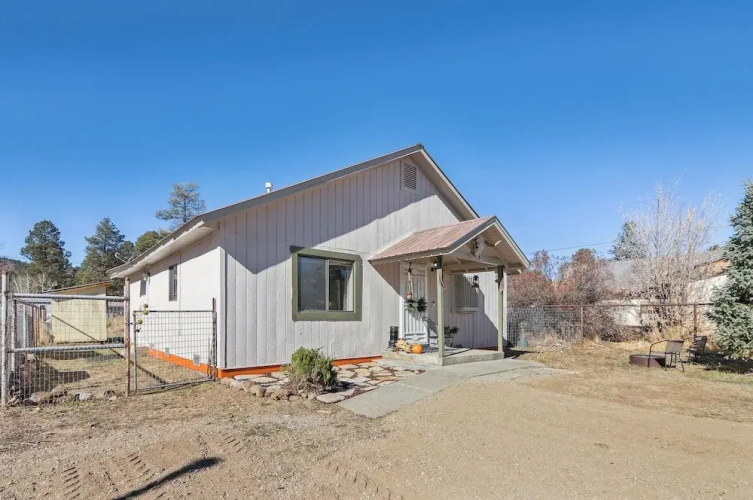 Single Tree Cottage - Walk to Downtown Chama!
