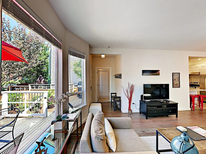 1124 14th Ave Townhome by RedAwning