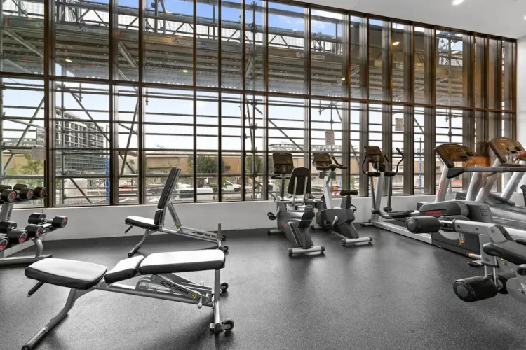 Chic 1-bed With Pool by River, Ferry & Amenities