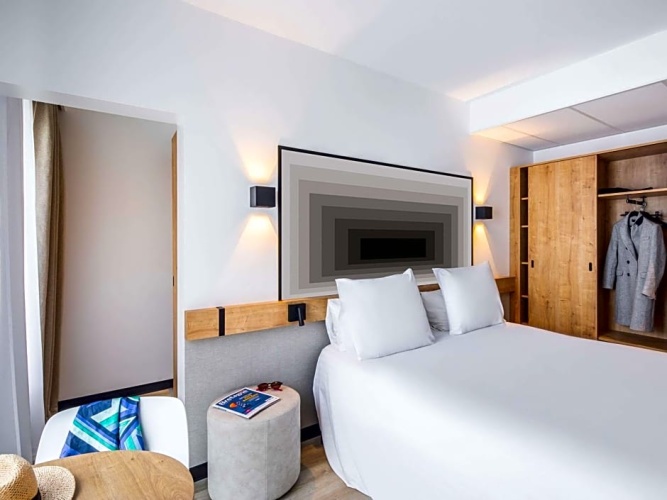 Standard Double room with city view