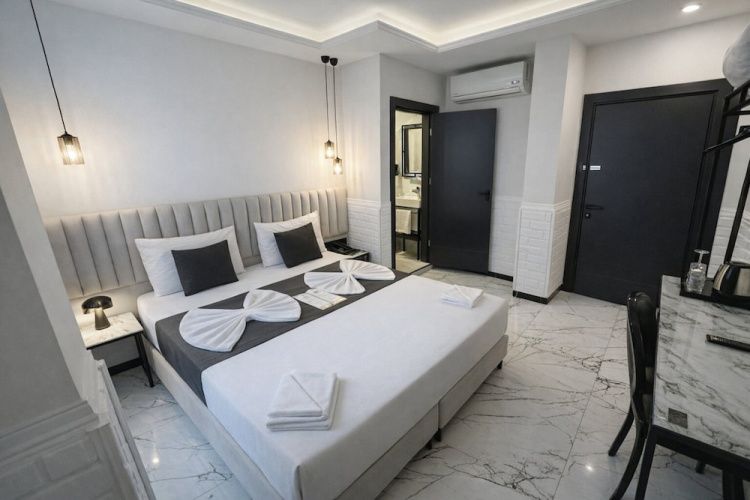 D Twins plus Hotel