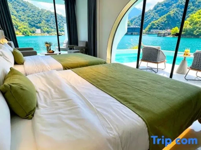 Standard room with balcony and with lake view