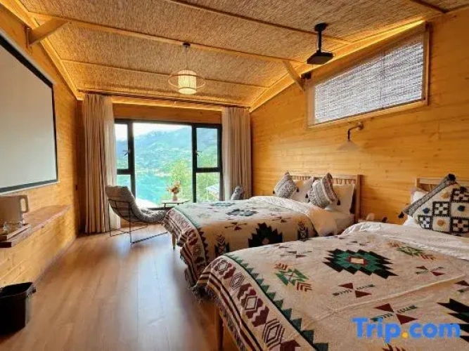 Standard Twin room with lake view