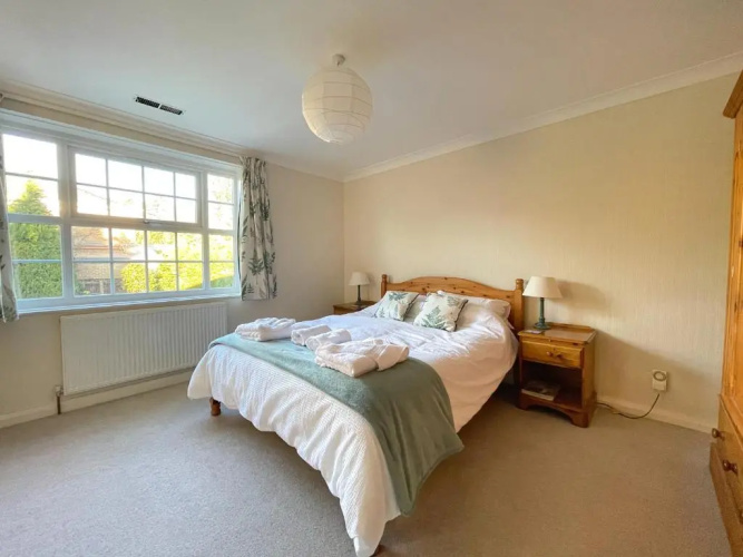 Spacious 4 Bedroom House with Garden