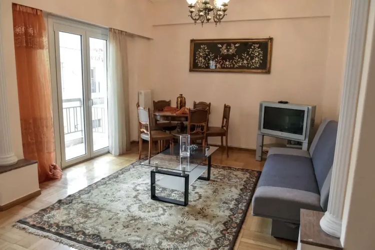 Cozy & Spacious Apartment in Central