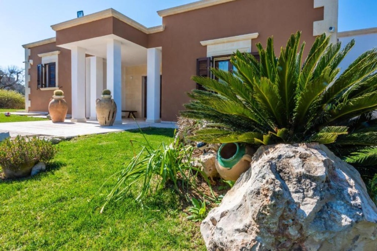 2 Bedrooms Villa