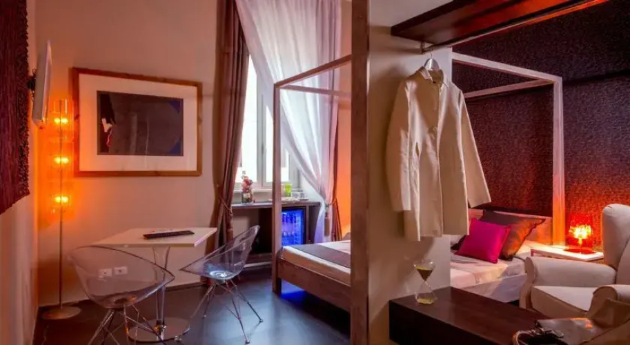 Frame Vatican Inn