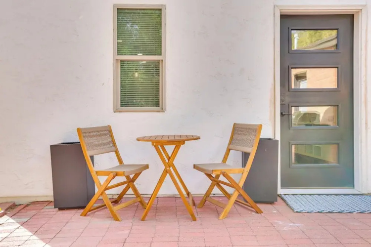 4 Mi to Dtwn Phx: Couples Escape w/ Shared Patio