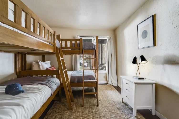4 Bedrooms Apartment