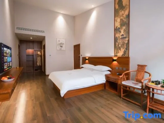 Suite with courtyard view