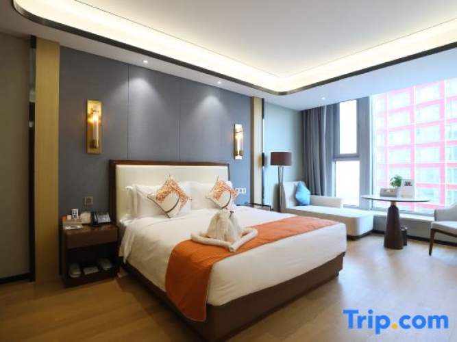 Deluxe Double Suite with lake view