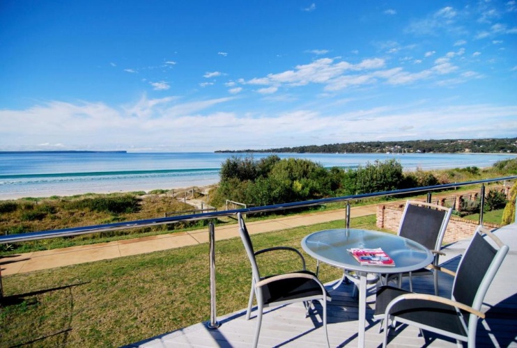 2 Bedrooms Apartment with water view
