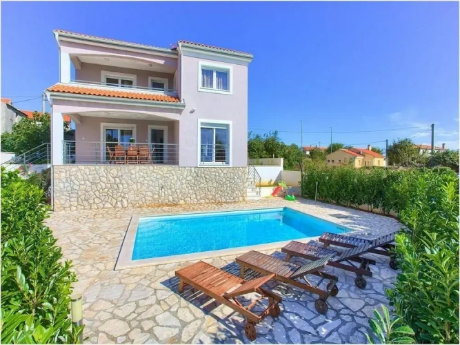 4 Bedrooms Villa