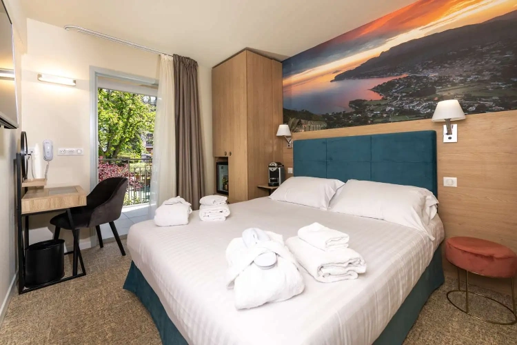 Superior Double room with balcony and with garden view