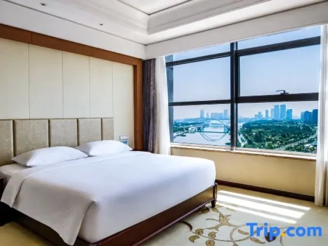 Deluxe Suite with lake view