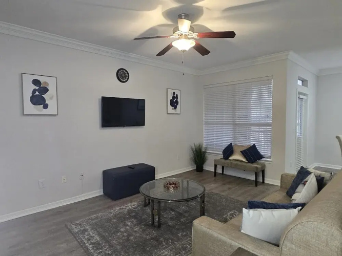 Apartment - Sleeps 5 - Pool - Parking - Gym