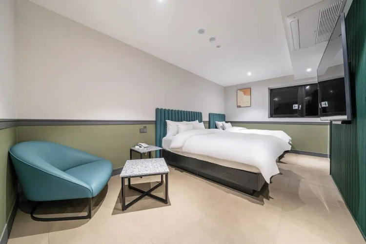 TheWall Hotel
