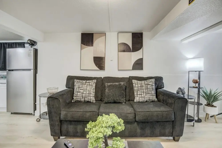1318 E Pikes Peak