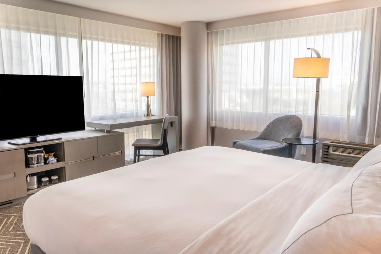 Lakeside Orange County Airport Hotel