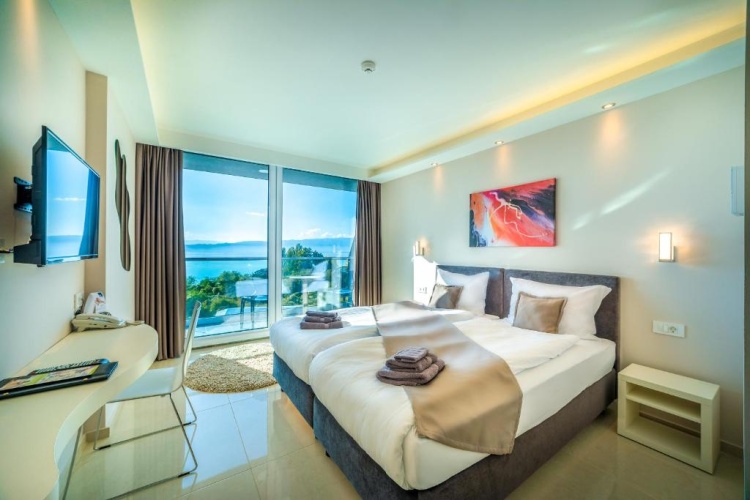 Superior Double room with balcony and with lake view