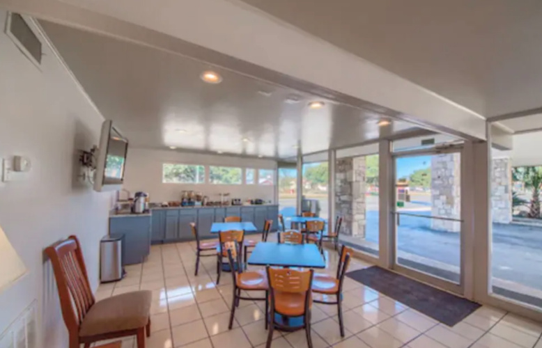 Americas Best Value Inn Uvalde photo 17
