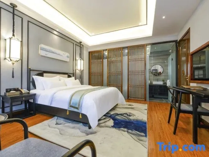 Suite with courtyard view