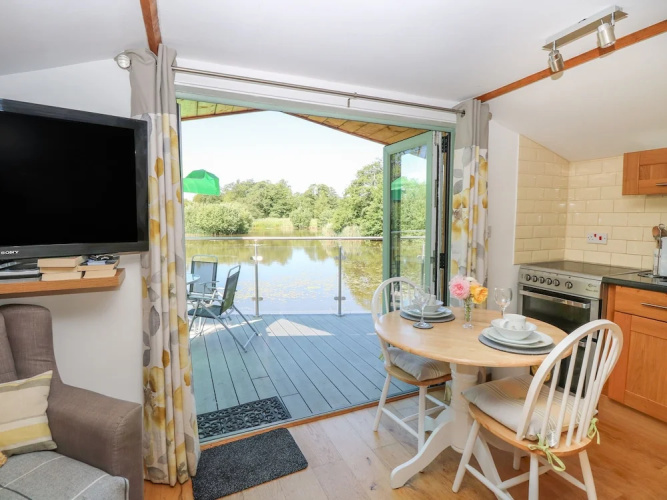 Lakeside Lodge