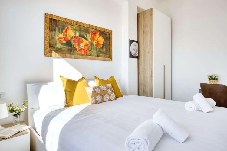Bright flat near Lambretta Park