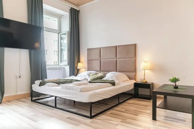 Comfy 2BR Apt Near U6 Station Long Stay