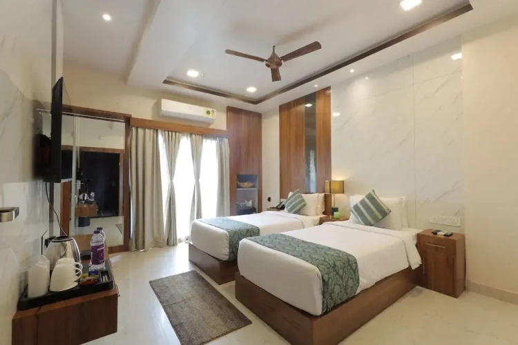 Deluxe Double room with city view