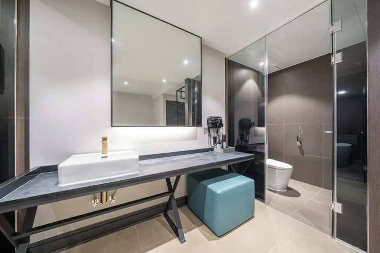 TheWall Hotel
