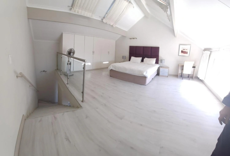 Mount Royal 09 - Large 1 bed with balcony