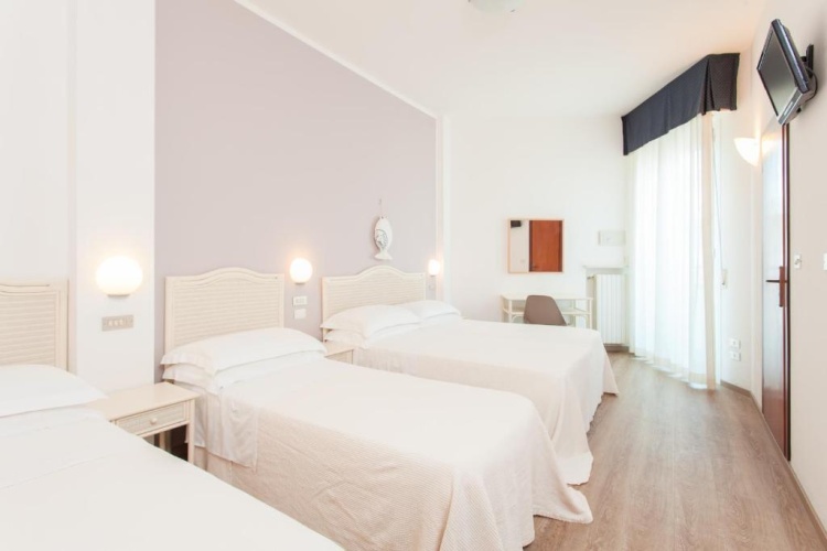Standard Quadruple room with sea view