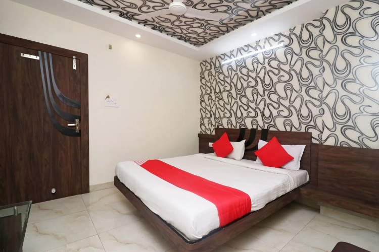 OYO 27611 Hotel Shree Regency
