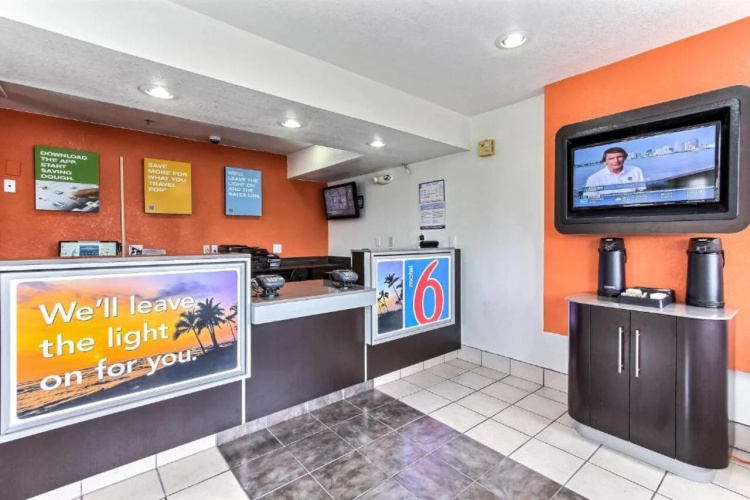 Motel 6 Salinas, CA - North Monterey Area