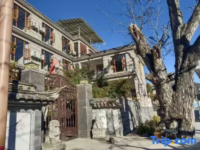 Deqin Yanmen Xiang Qianshan Courtyard