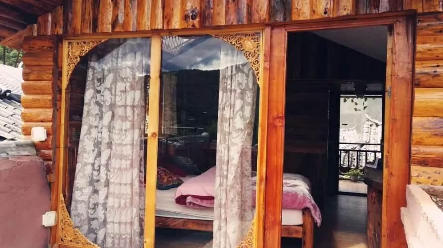 Luguhu Lakeside Apu Guest House