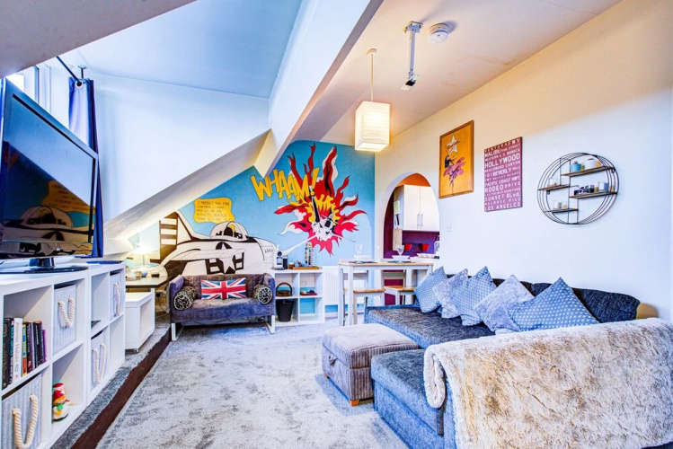 Entire Artistic Open-plan Top Floor Apartment