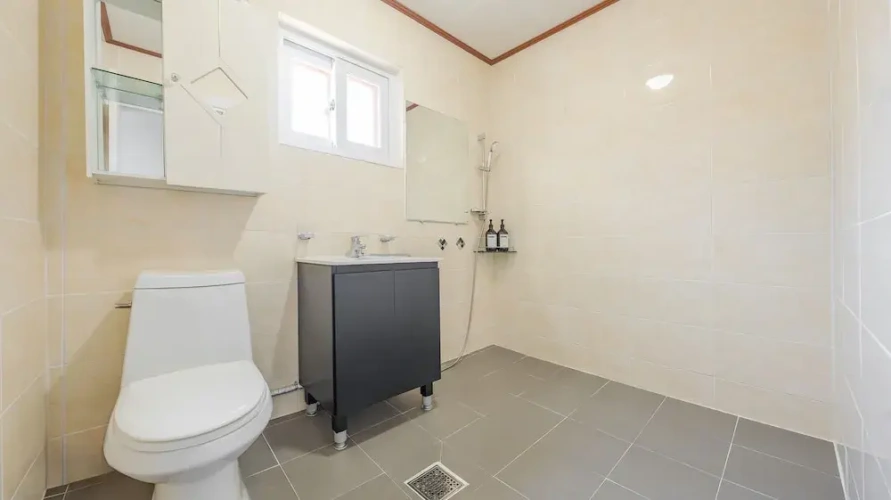 4 Bedrooms Cottage
